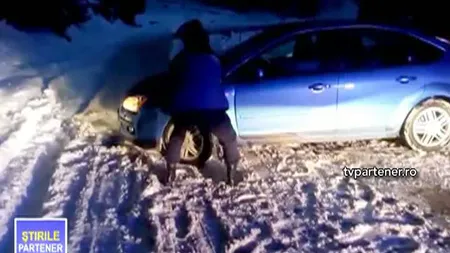 Doi adulţi şi un bebeluş de 4 luni, blocaţi în nămeţi în Bucegi