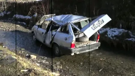 Maşină căzută în râu, în Argeş. Doi oameni au fost răniţi