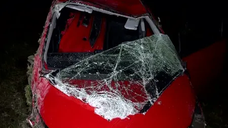 Trei tineri şi-au văzut moartea cu ochii după ce s-au răsturnat cu maşina într-o râpă