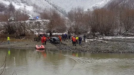 DETALII NOI în cazul şoferului care a căzut cu maşina în Olt. Tânărul s-a zbătut până în ultima clipă să iasă