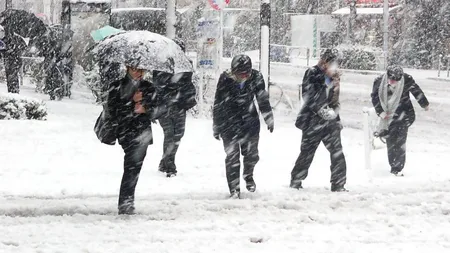 Alertă METEO: Ninsori şi viscol la munte, precipitaţii mixte şi vânt puternic în rest, de sâmbătă dimineaţă