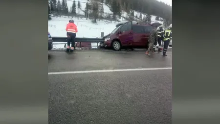 Accident grav pe DN17 în judeţul Suceava: Un microbuz a intrat într-un parapet. Cinci persoane au fost rănite, între care şi doi copii