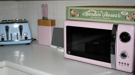 Şocanţ, copil băgat în cuptorul cu microunde. Părinţii au vrut să imite o reclamă tv
