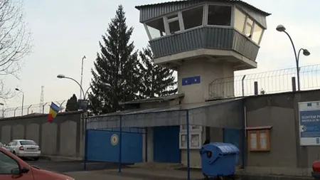 Tânărul condamnat la închisoare pe viaţă după ce şi-a omorât iubita, pe tatăl şi pe bunicul acesteia s-a sinucis în penitenciar