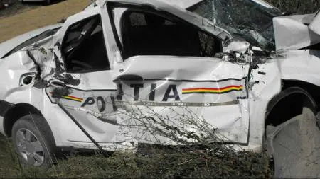 Un bărbat a fost reţinut după ce a distrus maşina poliţiei