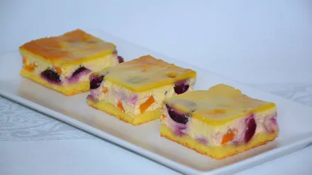 Prăjitură turnată cu brânză, cireşe şi caise