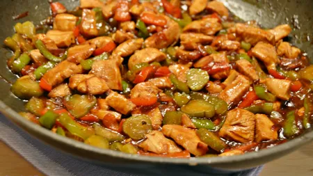 Idee de cină: Piept de pui cu legume