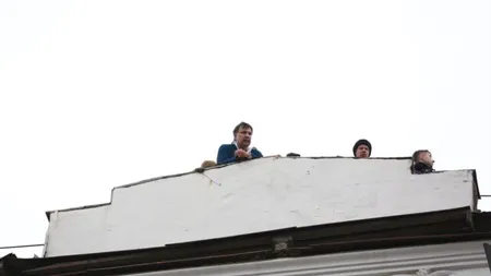 Mikhail Saakaşvili a fost reţinut după ce a ameninţat că se aruncă de pe o clădire în Kiev. Fostul preşedinte, eliberat de fani VIDEO