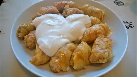 Sarmale de curcan cu varză acră şi afumatură de porc