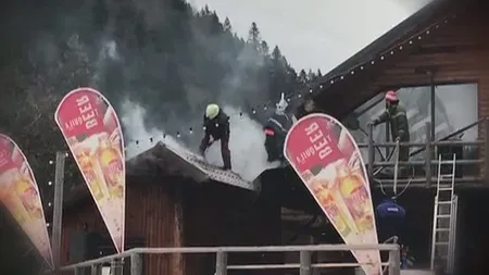 Cabana din Azuga a lui Adrian Năstase, cuprinsă de flăcări. Turiştii, evacuaţi de urgenţă VIDEO
