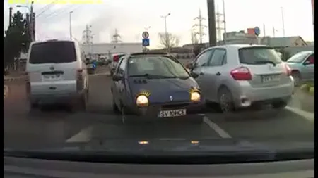 Aşa ceva nu ai mai văzut într-un sens giratoriu, un şofer s-a făcut de râs în trafic VIDEO