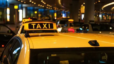 Taximetrist atacat de un client în timp ce conducea