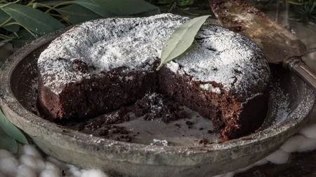 DESERTUL ZILEI: Tort de ciocolată şi mentă, fără făină