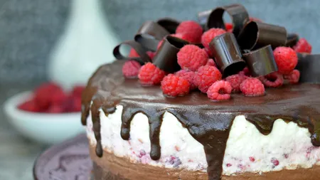 TORT REVELION: Tort cu cremă de afine, caise şi ciocolată