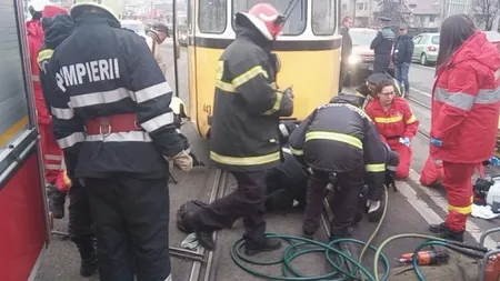 Un bărbat a fost prins sub tramvai într-un cartier din Iaşi. Poliţia face anchetă VIDEO