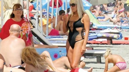 Cele mai fierbinţi apariţii la plajă în 2017. Dana Savuică, Bianca Drăguşanu, Valentina Pelinel, Elena Udrea... FOTO