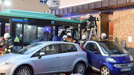 Accident cu un autobuz scolar plin cu elevi: 21 de persoane au fost rănite