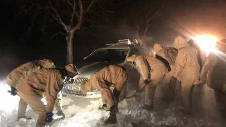 Drumuri închise, oameni fără curent electric din cauza ninsorilor şi a viscolului. Cum se circulă în zonele afectate de zăpezi