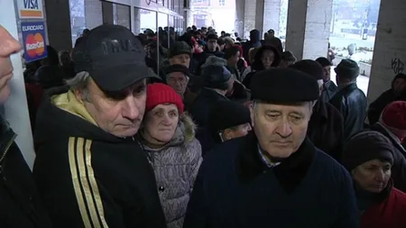 Sute de oameni, la coadă pentru plata taxelor şi impozitelor locale