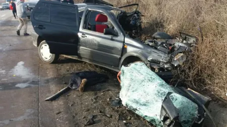 Accident cu cinci victime pe DN2B. Două autoturisme şi un TIR au fost implicate