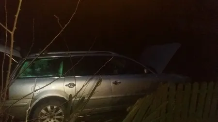 Un şofer din Iaşi a adormit la volan şi s-a trezit cu maşina într-o curte FOTO