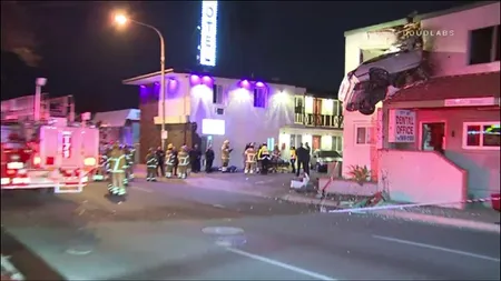Accident şocant lângă Los Angeles. Un vitezoman a intrat cu maşina într-un apartament de la etajul 1 FOTO