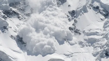Bărbat surprins de o avalanşă în Masivul Bucegi. Salvatorii spun că este imposibil ca el să fi supravieţuit