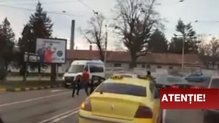 Bătaie în trafic, la Botoşani. Doi şoferi s-au luat la pumni în mijlocul străzii, totul a fost filmat VIDEO