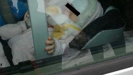 Au plecat să facă shopping în mall, bebeluşul l-au încuiat în maşină. Imagini halucinante într-o parcare