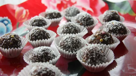 DESERTUL ZILEI: Biluţe cu biscuiţi şi nuca de cocos