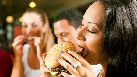 A murit după ce a mâncat un burger. Modul de gătire i-a adus sfârşitul