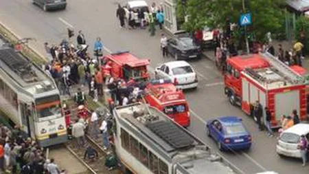 Bărbatul din Bucureşt călcat de TRAMVAI este ÎN VIAŢĂ. ISU anunţase iniţial că A MURIT