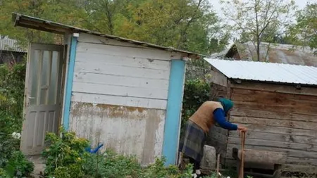 O tânără din Constanţa a născut în toaleta din curte. Bebeluşul a căzut în hazna, dar a supravieţuit