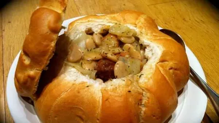 Ciorbă de fasole cu afumatură în castron de pâine
