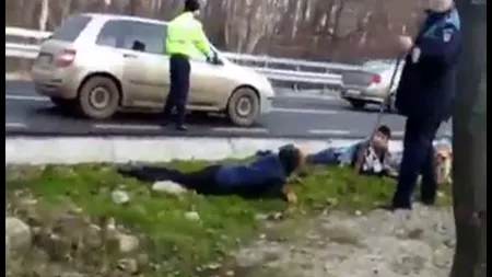 Colindători din Buzău, luaţi pe sus de mascaţi şi duşi la secţia de poliţie pentru că ar fi pretins şoferilor taxă de trecere