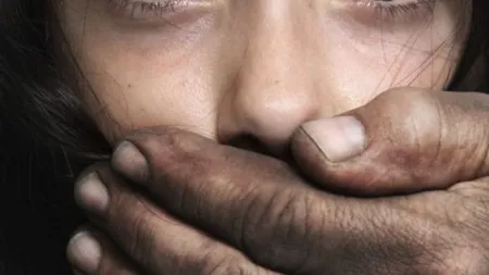 Un poliţist din Iaşi e acuzat că a abuzat sexual o adolescentă. Părinţii fetei au depus plângere penală împotriva agentului MAI