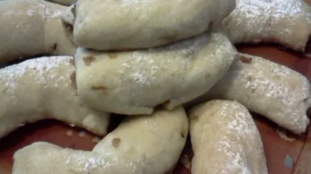 Cornuleţe cu nucă şi gem