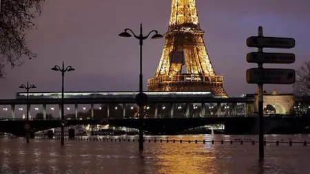 Ploaie torenţială la Paris. Nivelul Senei a crescut şi străzile au fost inundate GALERIE FOTO