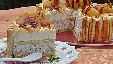 Tort cu margine de ruladă şi pere aromate