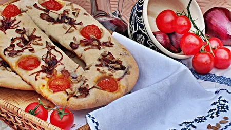 Fougasse cu ceapă roşie, roşii cherry şi seminţe