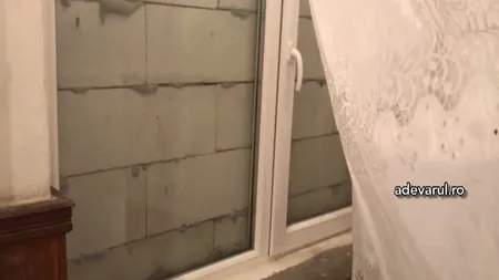 Situaţie incredibilă la un liceu din judeţul Olt. A fost ridicat un zid în faţa a patru ferestre din termopan
