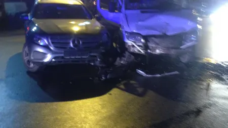 Accident în Popeşti Leordeni: Un autoturism a intrat într-un maxi taxi