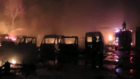 Un român, piroman fără voie. El este acuzat de incendierea a 109 maşini în Franţa