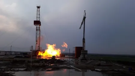 Incendiul de la sonda de gaz din Satu Mare, stins de apa care iese din pământ. Intervenţia continuă
