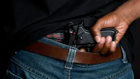 Jaf la o benzinărie din Satu Mare. Casiera a fost ameninţată cu un pistol de jucătie, hoţul e căutat