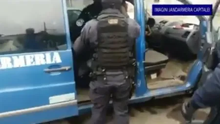 Hoţ recidivist, prins în timp ce fura într-o staţie RATB