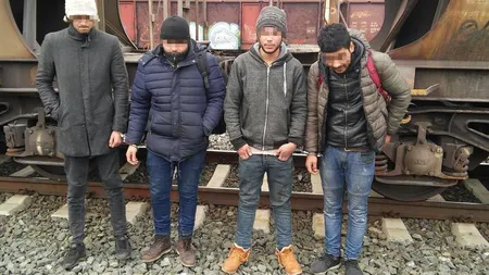 Trei libieni şi un marocan, descoperiţi la ieşirea din ţară sub autoturisme aflate pe o platformă feroviară