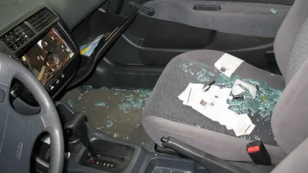 Mai multe maşini au fost sparte pe o stradă din Capitală