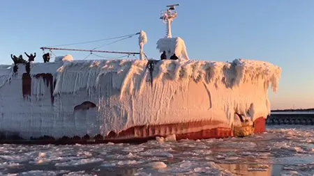 Efectele incredibile ale frigului din America. O navă îngheţată intră într-un port din SUA VIDEO