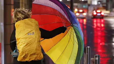 O furtună severă a anulat zborurile din Amsterdam. Oamenii sunt luaţi de vânt. Situaţia curselor pentru România GALERIE FOTO şi VIDEO